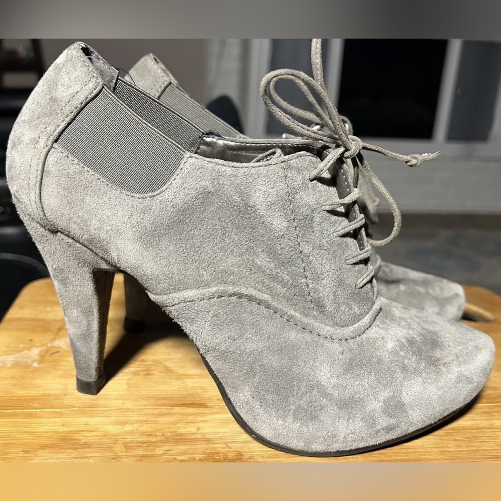 Super Cute “Me Too” Gray suede Lace-Up bootie Heels Size 7M